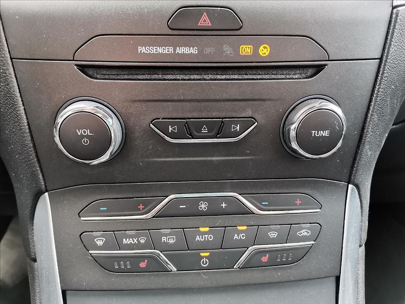 Ford S-MAX 2,0 TDCi 132kW Titanium 7-míst - fotka 16 z 18
