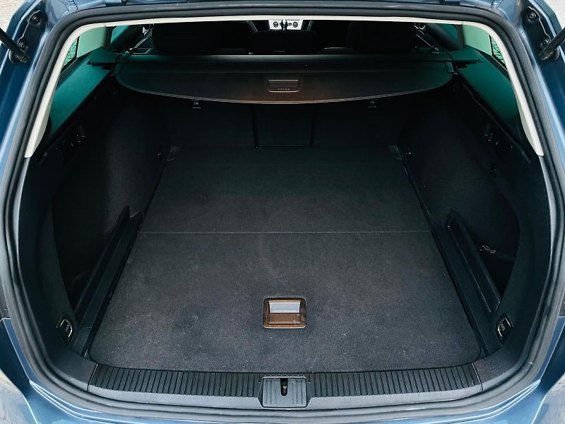 Volkswagen Passat 2.0TDI AUTOMAT VÝHŘEV SERVISKA - fotka 21 z 54