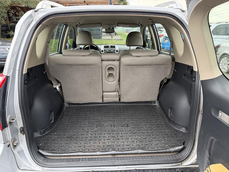 Toyota RAV4 2.2 D4-D 4x4 KLIMA  REZERVACE - fotka 10 z 23