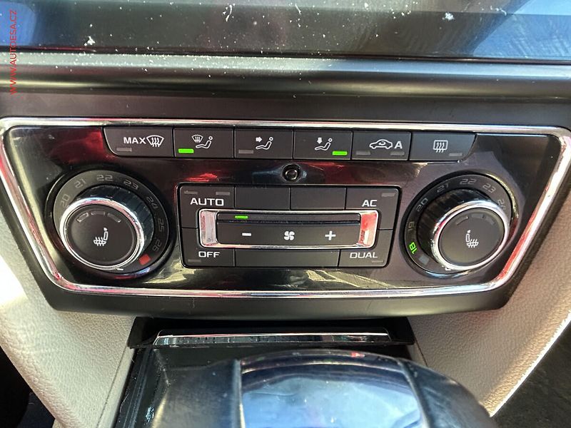 Škoda Superb (2009) 2.0 TDi, DSG, navi, xenon - fotka 14 z 17
