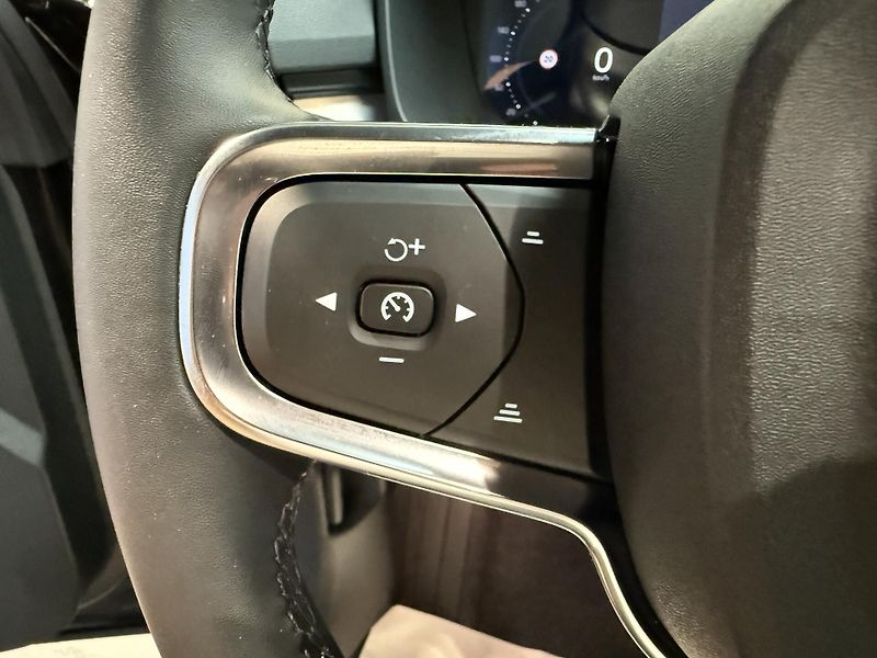 Volvo XC40 B3 Plus Dark DCT - fotka 10 z 17