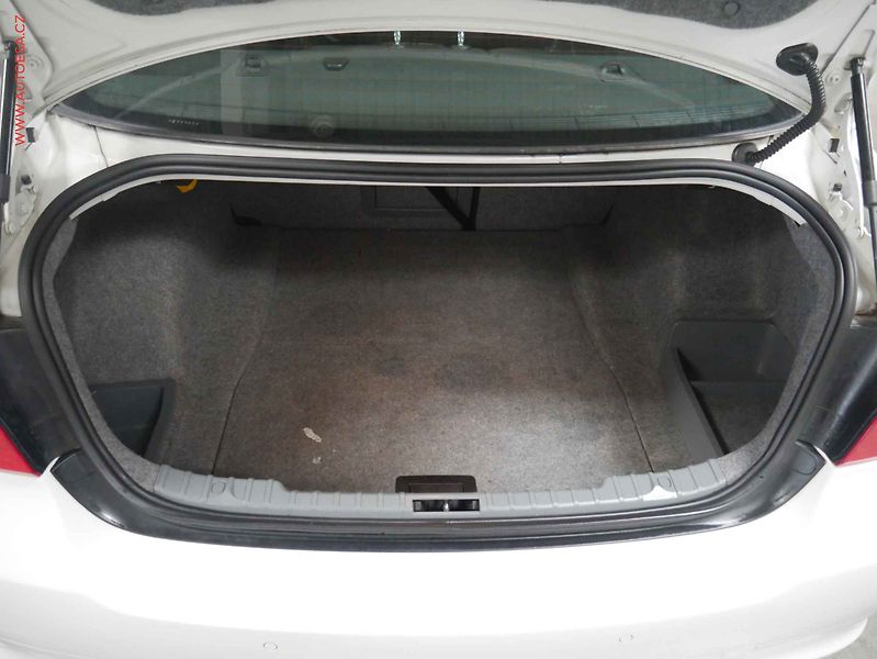 BMW Řada 3 (2010) 2.0d, AC, temp. - fotka 7 z 19
