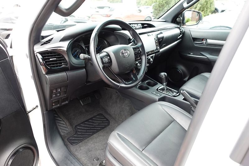 Toyota Hilux 2,8 D4-D Invincible Sport A/T - fotka 11 z 34