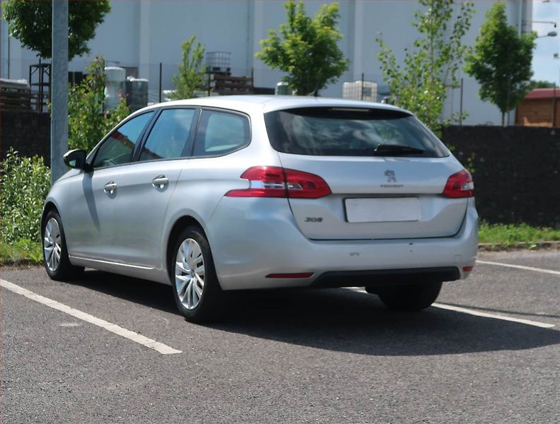 Peugeot 308 (2015) 1.2 e-THP, nová STK, zamluveno - fotka 4 z 14