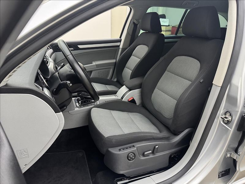 Škoda Superb 2,0 TDi DSG ALU COLUMBUS TAŽNÉ - fotka 23 z 32