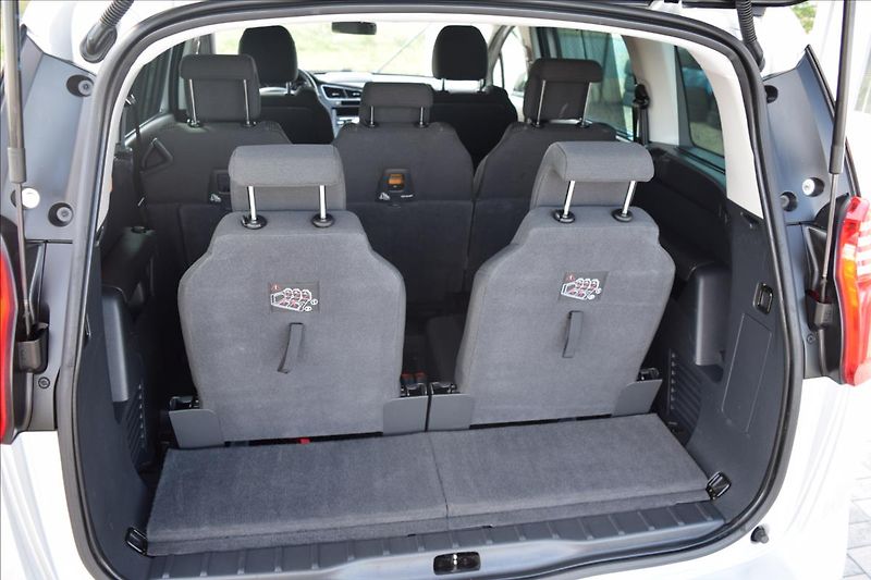 Peugeot 5008 1,6 HDI 88KW AUTOMAT 7MÍST TOP - fotka 24 z 46
