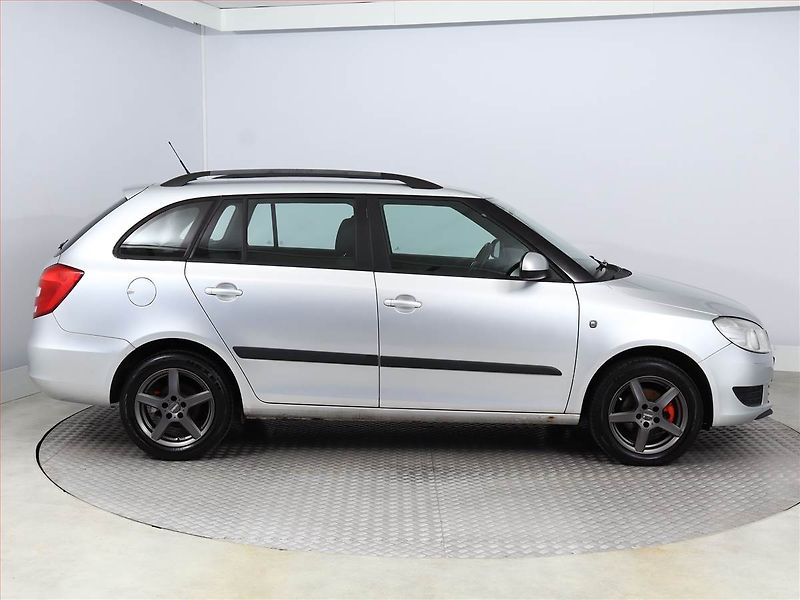Škoda Fabia (2010) 1.6 TDI, po STK, servisované - fotka 6 z 13