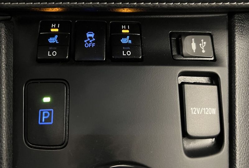 Toyota Auris 1.8 Hybrid AT SELECTION TS - fotka 7 z 16