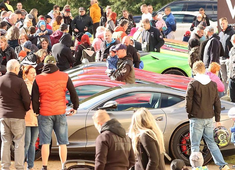 Luxusní supersporty projely západ Čech, milionové rarity přibrzdily v Kynžvartu