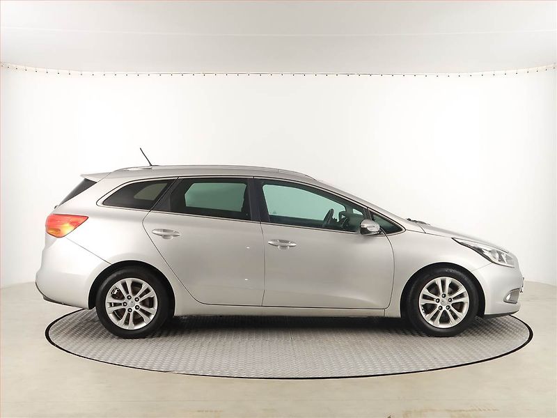 Kia Ceed (2013) Gold 1.6 GDI, Automat, Navi - fotka 6 z 18