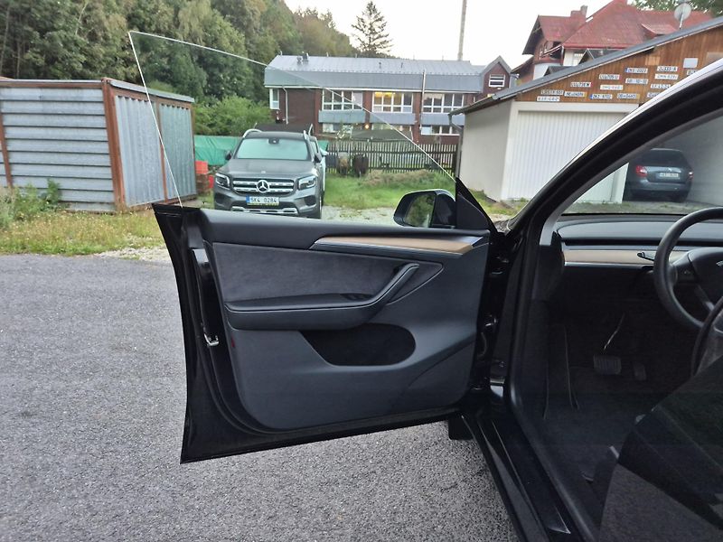 Tesla Model Y RWD 235kw 95,3 % - fotka 37 z 49