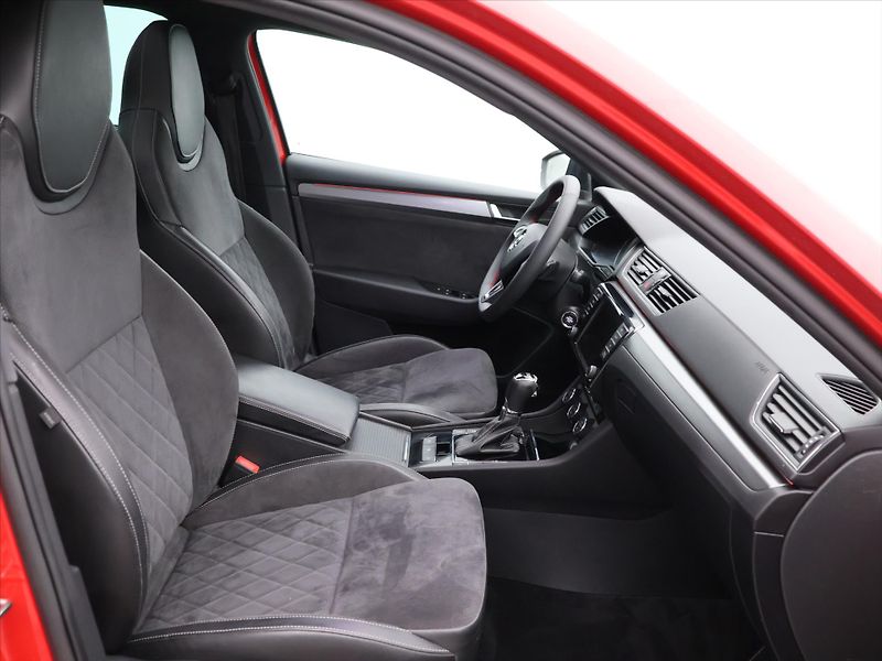 Škoda Superb 2,0 TDI 140kW DSG Sportline - fotka 12 z 37