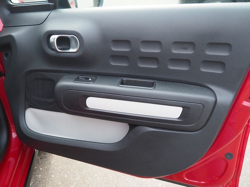 Citroën C3 (2019) 1.2 PureTech Feel - fotka 18 z 34