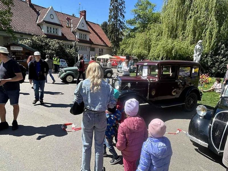 Kolonádu ovládla italská auta, na náměstí se dala ochutnat jihoevropská jídla.