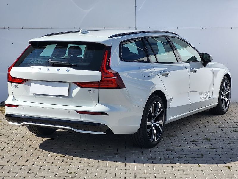 Volvo V60 PLUS DARK B4 FWD 145 kW - fotka 6 z 37