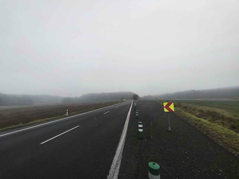 Nejnebezpečnější místo v Karlovarském kraji je úsek silnice u Trstěnic. Dodnes jsou zde patrné známky po dřívějších karambolech.