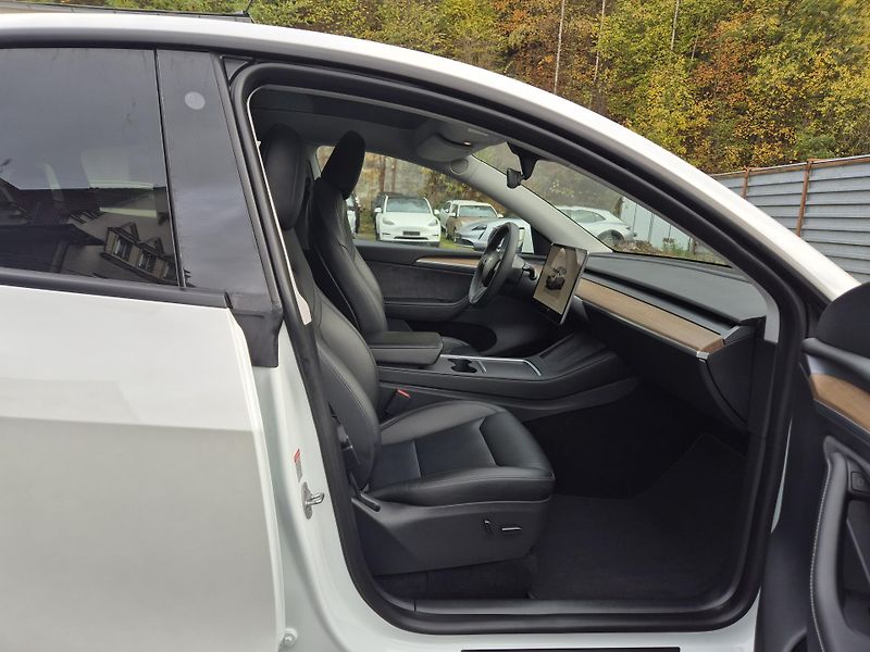 Tesla Model Y LONG RANGE DUAL MOTOR TZ 95,0% - fotka 16 z 49