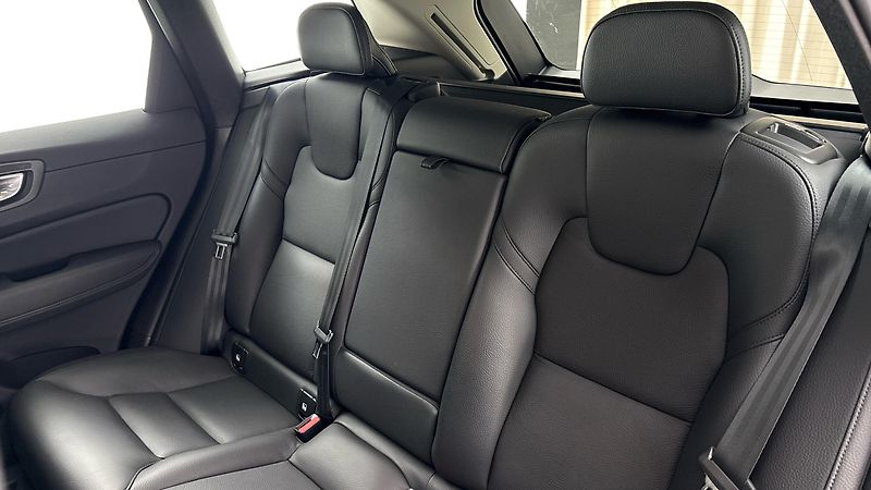 Volvo XC60 2.0 B4 AUT AWD Momentum Pro - fotka 16 z 28