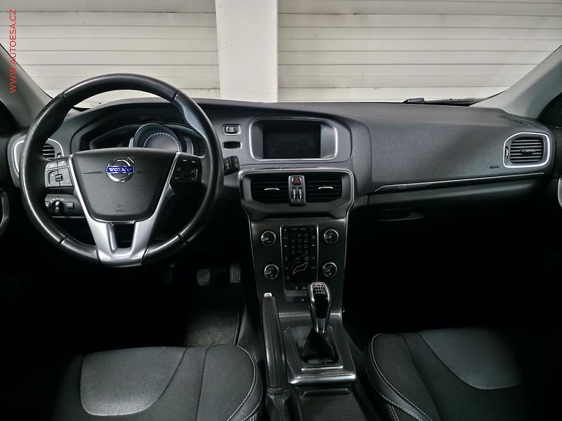 Volvo V40 (2015) 2.0d, Xenon, AC - fotka 8 z 16
