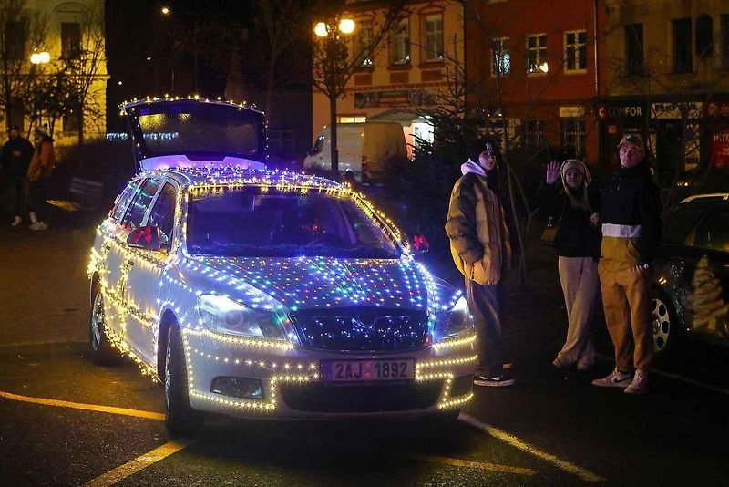 Auta svítící jako vánoční stromečky projela jižním Plzeňskem pro dobrou věc.