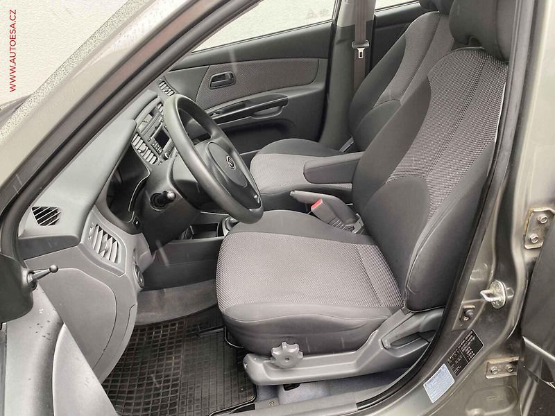 Kia Rio (2011) 1.4i, ČR, AC - fotka 9 z 15
