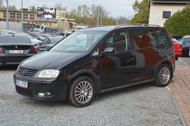 Volkswagen Touran (2005) 2.0 TDi 103kW / 2x sada kol - fotka 3 z 26