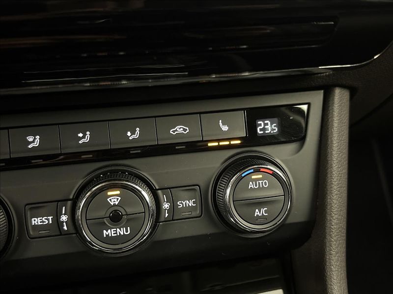 Škoda Superb 2,0 TDi 110kW L&K DPH ACC DCC - fotka 30 z 56