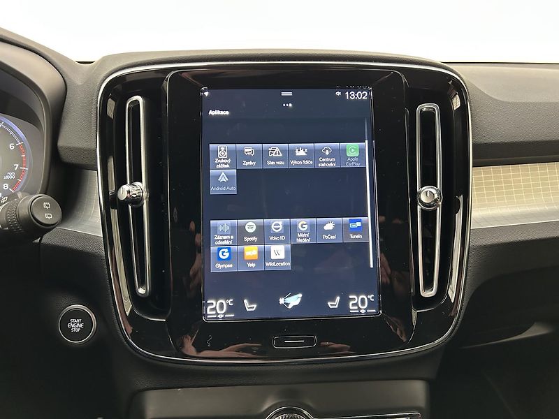 Volvo XC40 2.0  B4 Momentum Pro - fotka 28 z 31