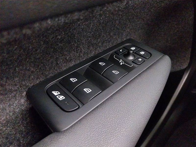 Volvo XC40 (2025) B3 - fotka 21 z 22