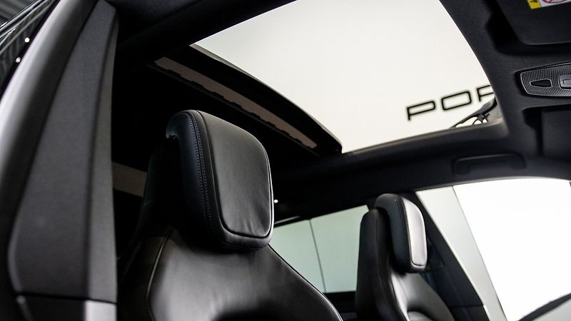 Porsche Cayenne Electric HuD Pano Display spol - fotka 12 z 18