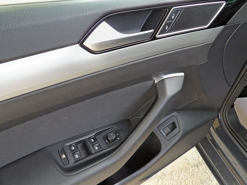 Volkswagen Passat 2.0TDI Comfort Adaptiv Navi - fotka 18 z 33