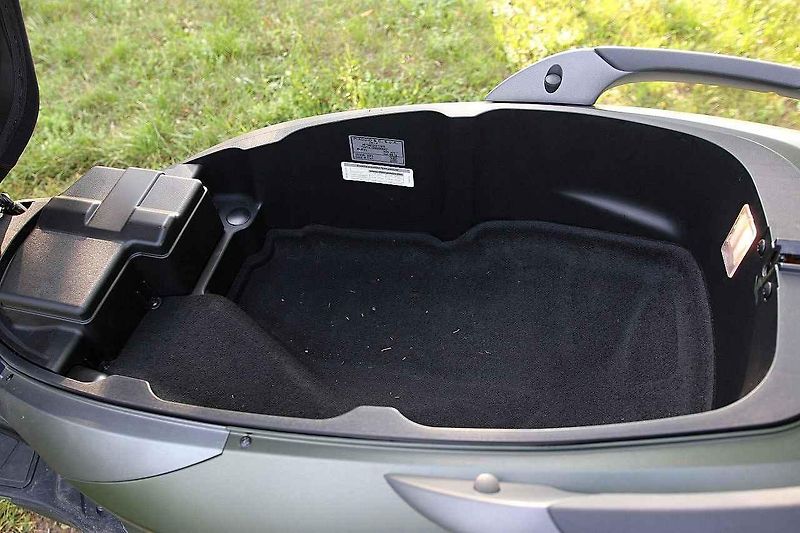 Piaggio MP3 500ie Sport LT (vlevo) a Piaggio Medley 125ie.