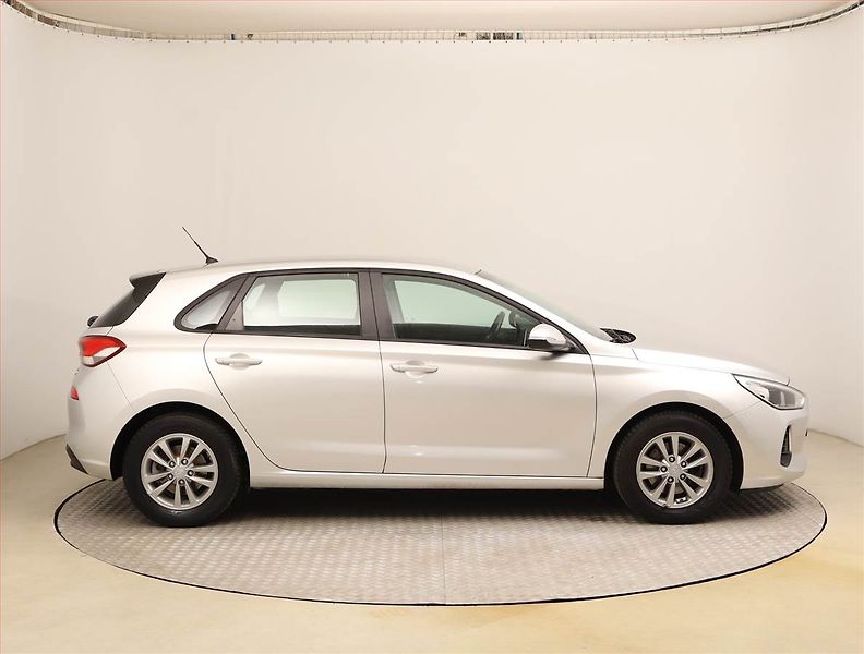 Hyundai i30 (2017) 1.0 T-GDI, Tempomat - fotka 6 z 21
