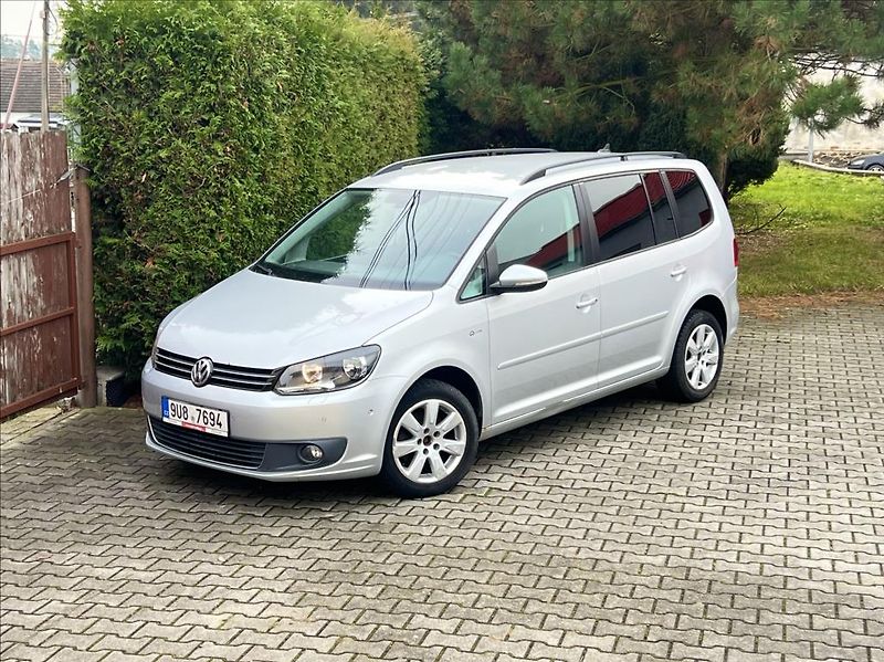 Volkswagen Touran 1,6 TDi  NAVI / kamera / ALU - fotka 1 z 44