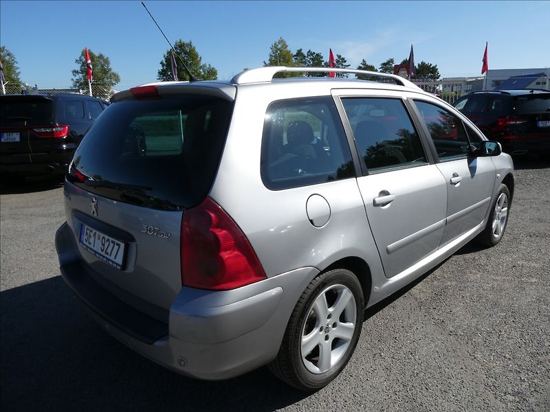 Peugeot 307 1,6 16V 80kW SW 7.míst,PANORAM - fotka 7 z 36