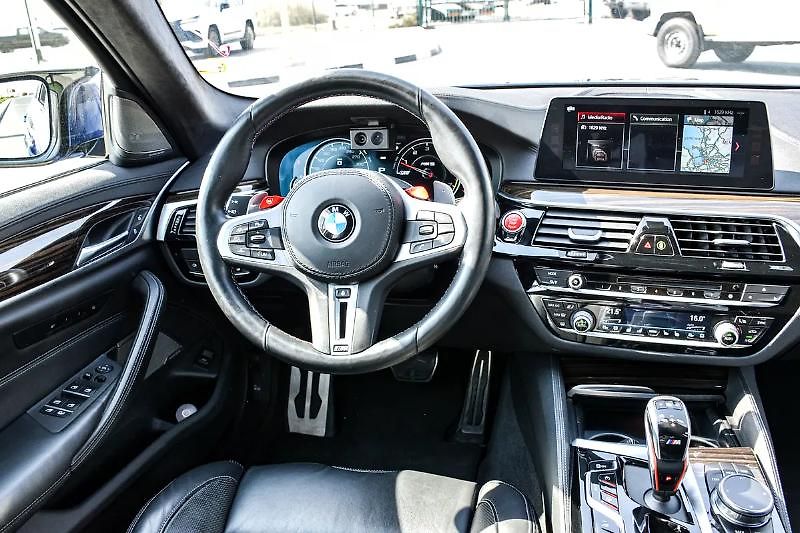 BMW M5 (2018) Sportovní sedan V8 - fotka 11 z 14