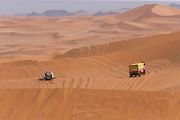 Účastníci Rallye Dakar zdolávají obrovské duny
