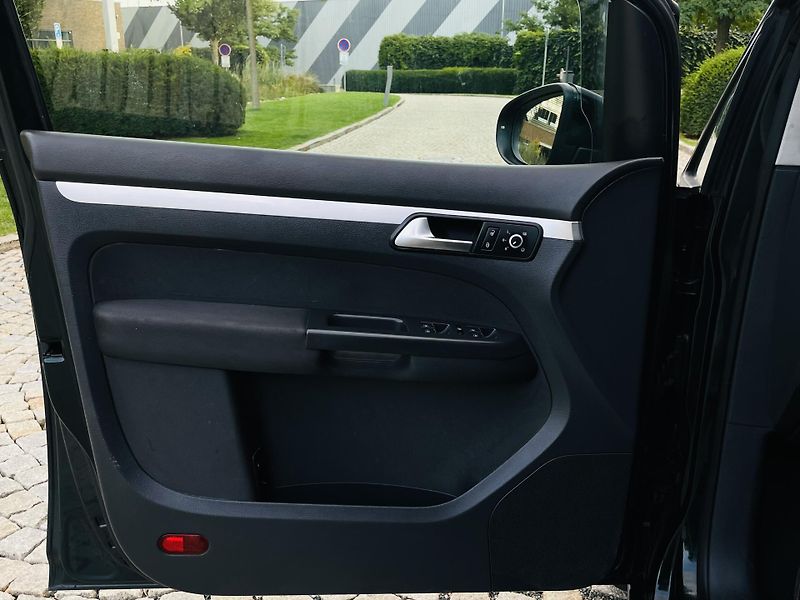 Volkswagen Touran 2.0TD MANUÁL 7MÍST SERVISKA - fotka 32 z 43