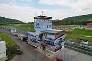 Speciální modř používaná divizí N Hyundai je na mnoha místech autodromu