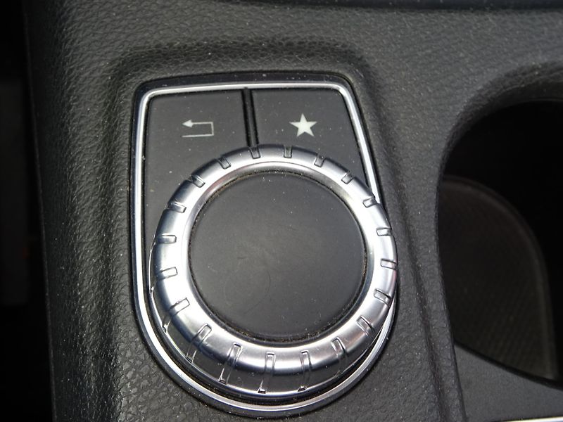 Mercedes-Benz GLA 200d 100kW 4MATIC PANORAMA  - fotka 19 z 40