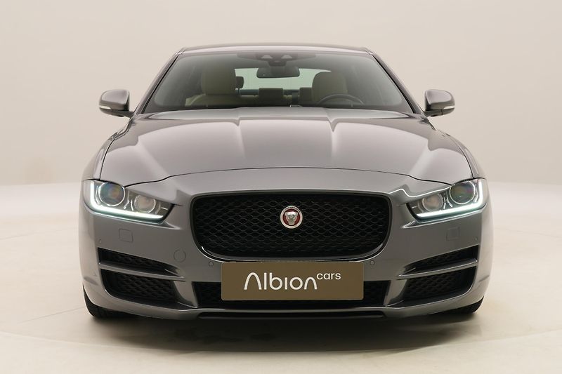 Jaguar XE 2.0D 132kW PURE AUT  - fotka 15 z 40