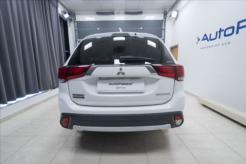 Mitsubishi Outlander 2,0 MIVEC AWD AT INTENSE ČR - fotka 5 z 33