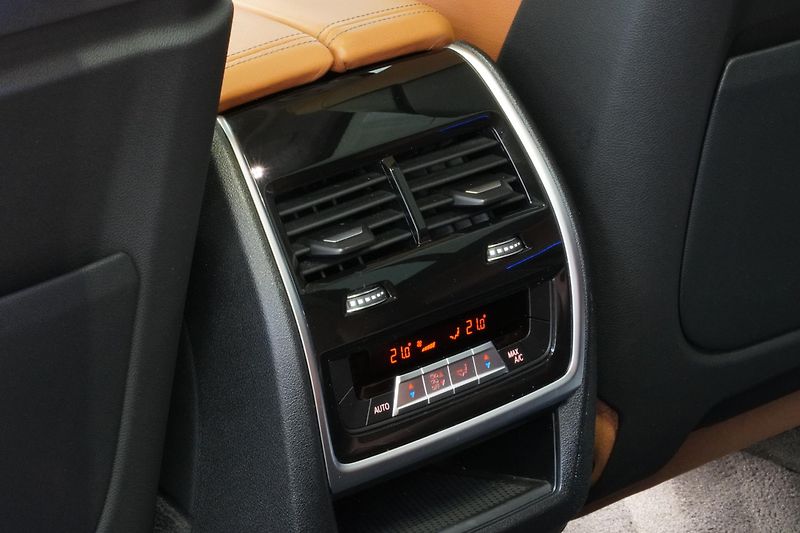 BMW X7 Xdrive40d,1MAJ,ČR,DPH,Tažné - fotka 23 z 45