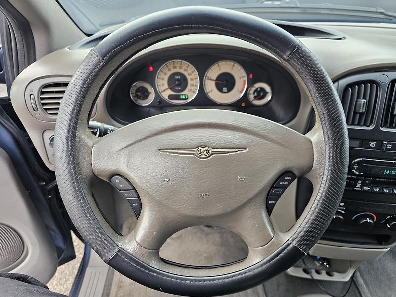 Chrysler Voyager 2.5 105kW 7 MÍST,TEMPOMAT - fotka 15 z 32