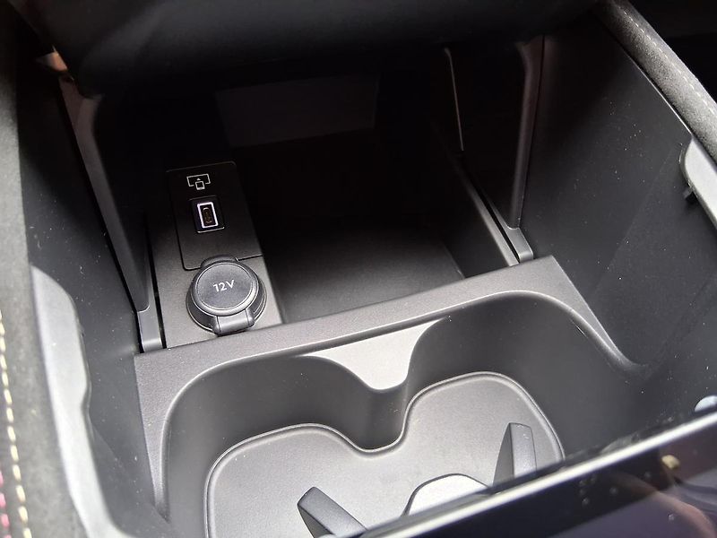 DS Automobiles DS4 PERFORM. LINE+ 1.2 PT 96 kW - fotka 23 z 32
