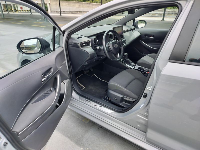 Toyota Corolla 1.8 hybrid business, navigace - fotka 9 z 29
