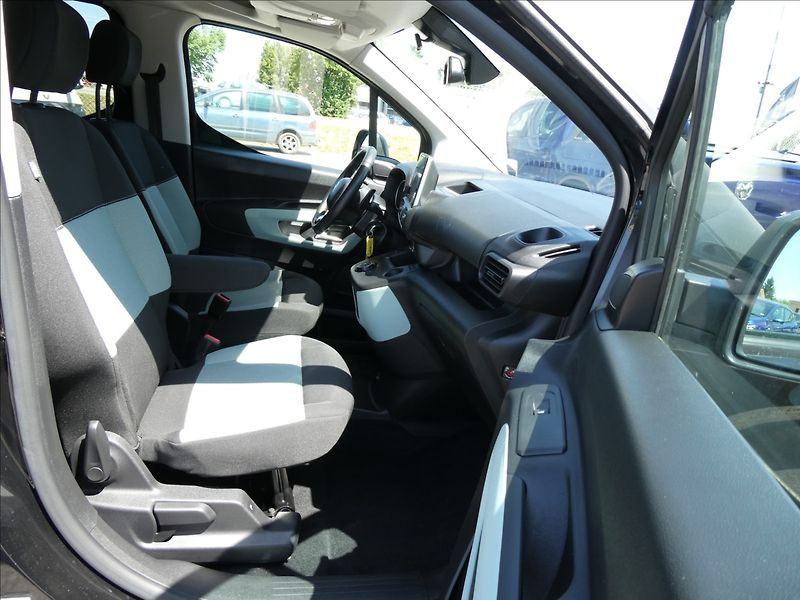 Citroën Berlingo 1,5 BlueHDi96kW LONG 1.maj,AT8 - fotka 26 z 48