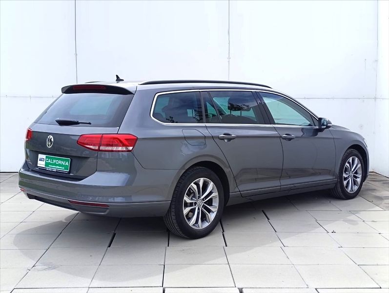 Volkswagen Passat 1,6 TDi Aut.klima Navi Kamera - fotka 6 z 34