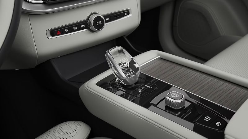 Volvo XC90 (2026) PLUS B5, 360, vzduch. odpr. - fotka 11 z 12