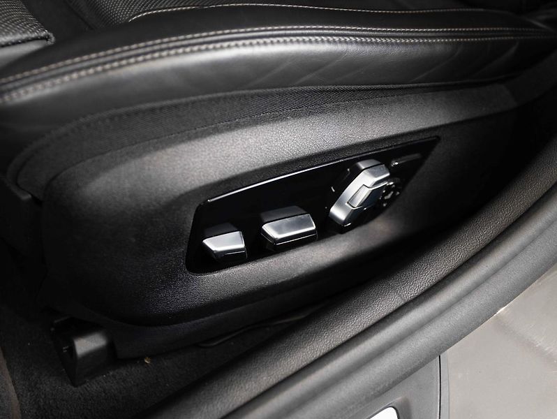 BMW Řada 5 M550i xDrive - fotka 16 z 23